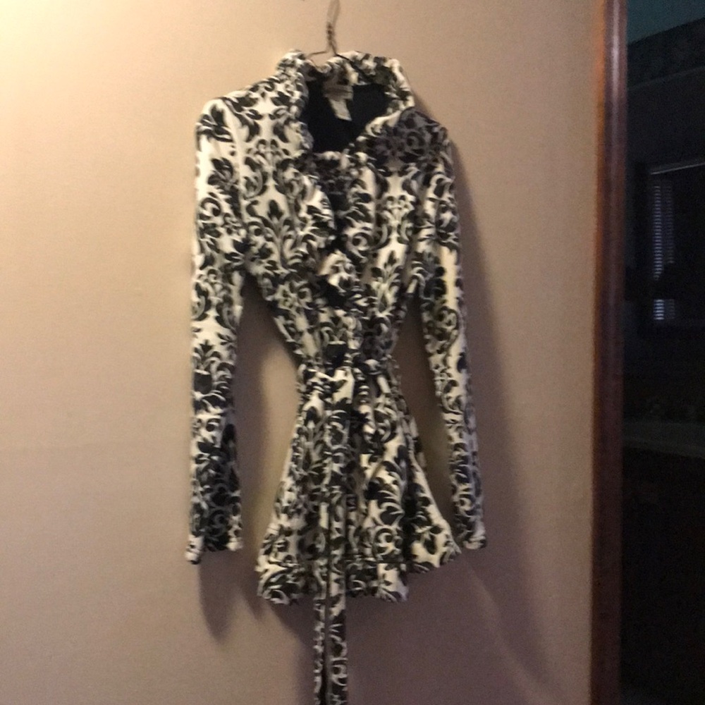 Damask print cotton polyester jacket with pockets and tie
